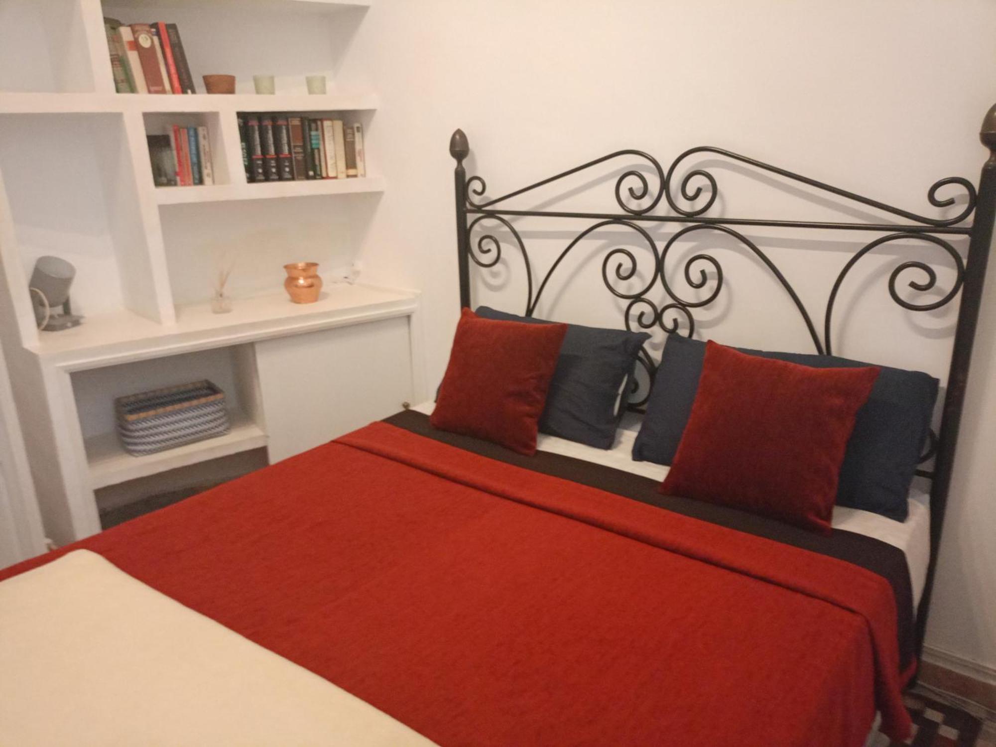 Small Stylish Room With Comfortable Queen-Size Bed In Very Large, Beautifully Decorated Shared Flat In The Historic Centre Of Malaga Málaga Exterior foto